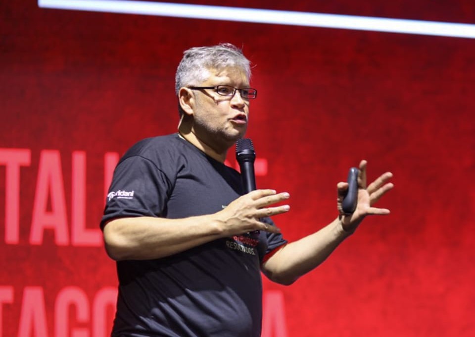 Marcelo Pimenta palestrando sobre inteligência artificial